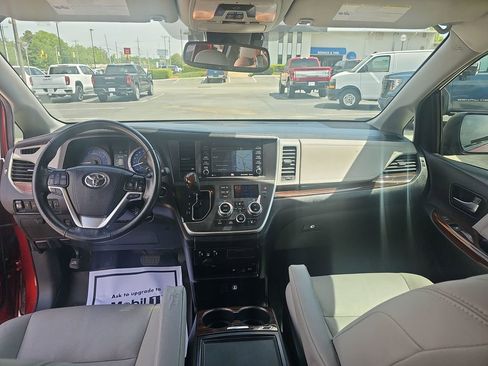 Used 2020 Toyota Sienna Limited Premium image 12
