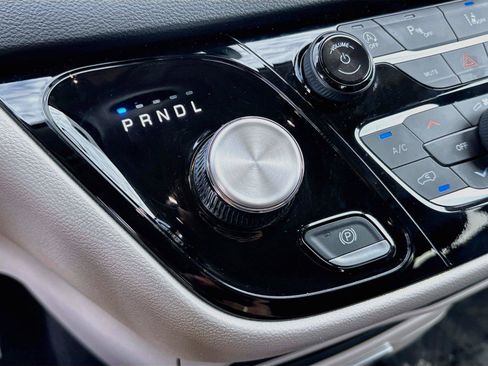 Used 2023 Chrysler Pacifica Touring-L FWD image 16