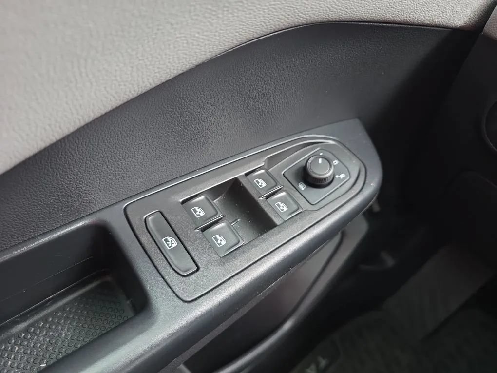 Used 2023 Volkswagen Taos SE w/ Panoramic Sunroof Package FWD image 25