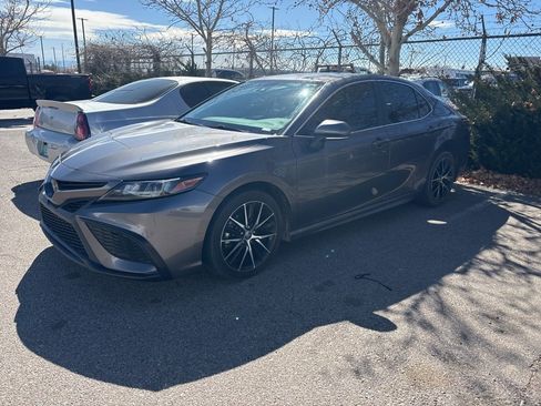 Used 2023 Toyota Camry SE image 4