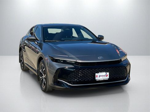 Used 2024 Toyota Crown XLE image 3