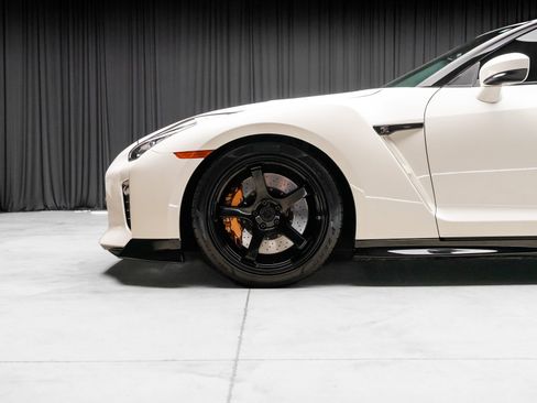 Used 2021 Nissan GT-R Premium AWD/4WD image 3