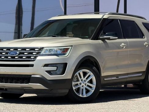 Used 2017 Ford Explorer XLT FWD image 2