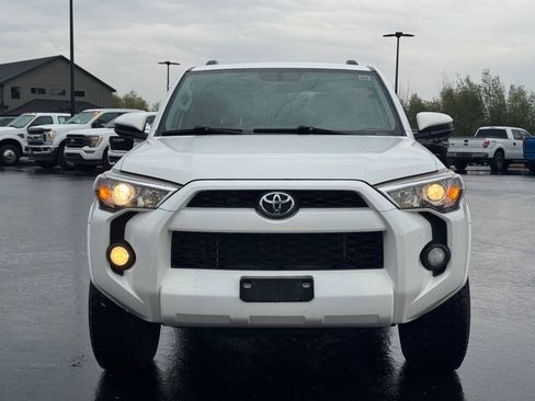 Used 2019 Toyota 4Runner SR5 AWD/4WD image 2