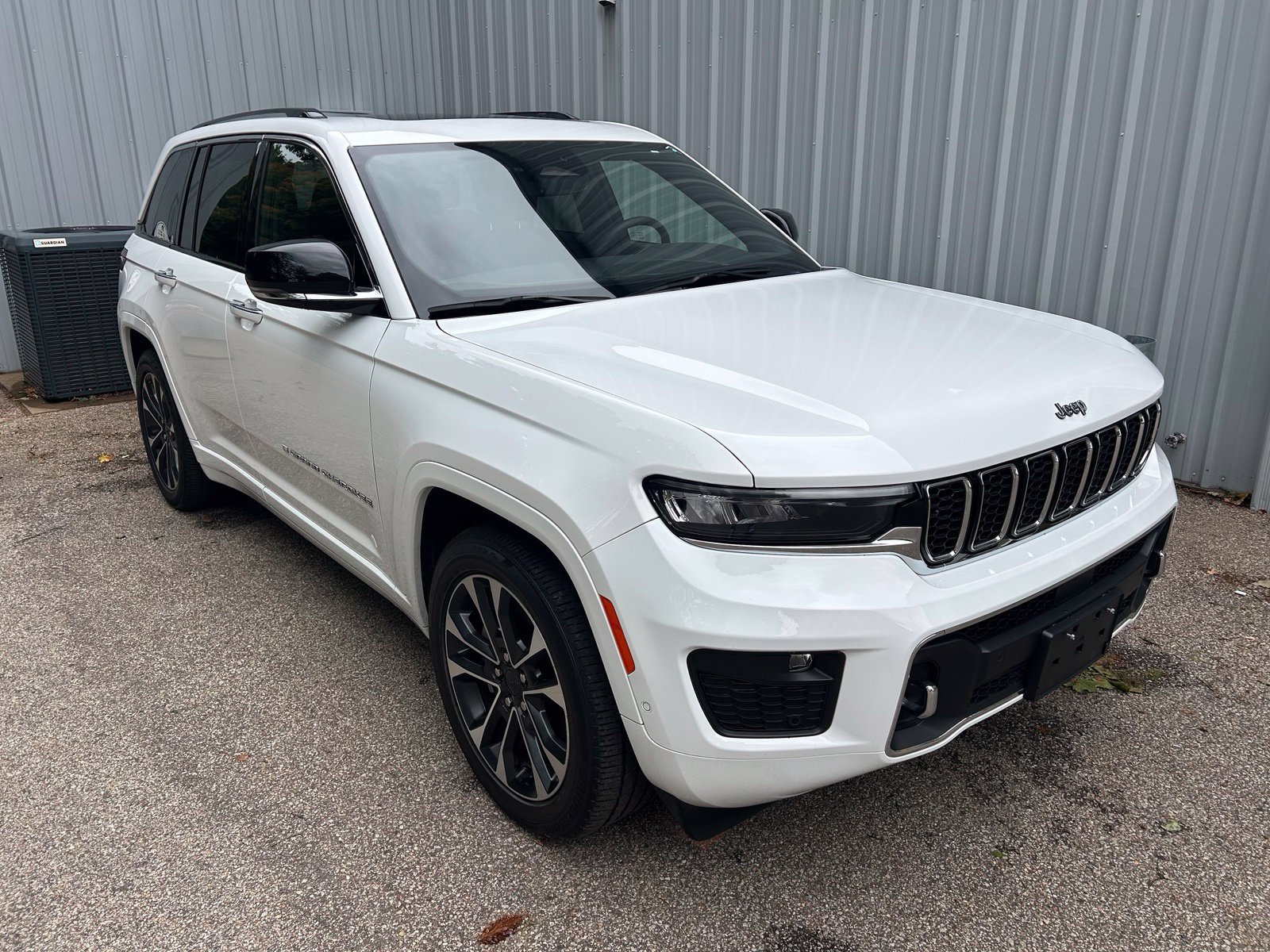Used 2023 Jeep Grand Cherokee Overland AWD/4WD image 3