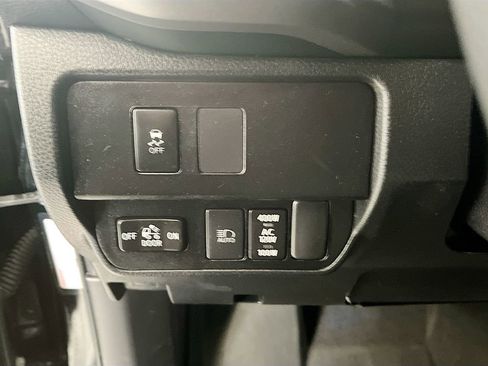 Used 2022 Toyota Tacoma TRD Off-Road w/ Technology Package AWD/4WD image 10