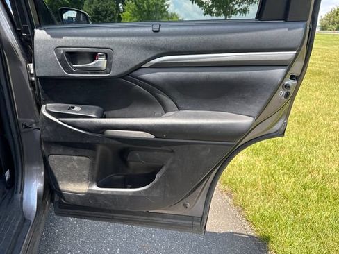 Used 2019 Toyota Highlander SE AWD/4WD image 16