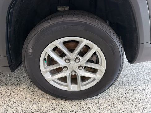 Used 2022 Jeep Grand Cherokee L Laredo w/ Luxury Tech Group I image 36