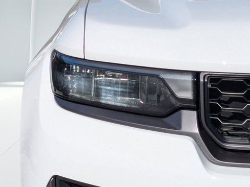 New 2026 Jeep Grand Cherokee Laredo image 9