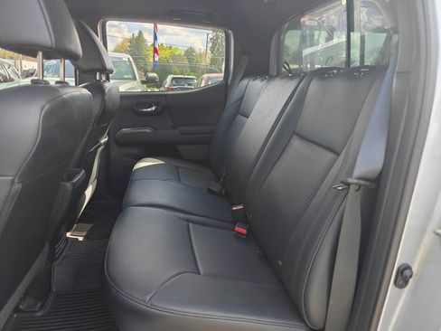 Used 2019 Toyota Tacoma TRD Off-Road AWD/4WD image 10