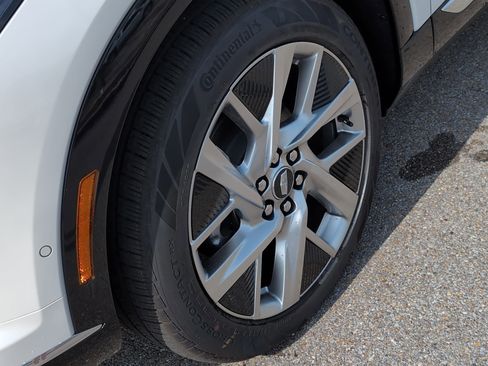 New 2025 Cadillac Optiq Luxury 1 image 35