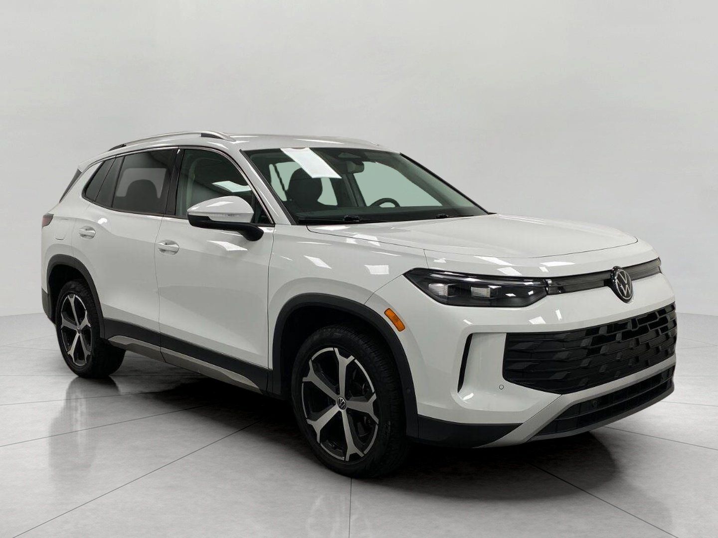 Used 2026 Volkswagen Tiguan SE AWD/4WD image 1