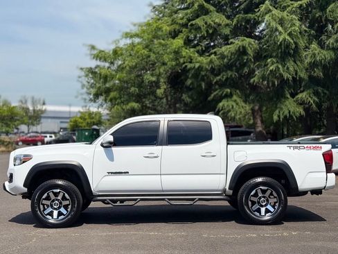 Used 2018 Toyota Tacoma TRD Off-Road w/ Technology Package AWD/4WD image 2