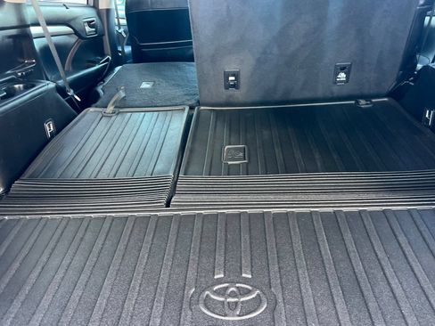 Used 2018 Toyota Highlander XLE AWD/4WD image 13