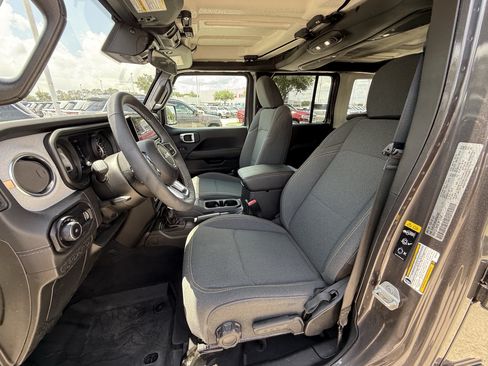 Used 2025 Jeep Wrangler Unlimited Sahara AWD/4WD image 27