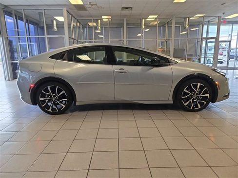 Used 2025 Toyota Prius Plug-In Hybrid image 9