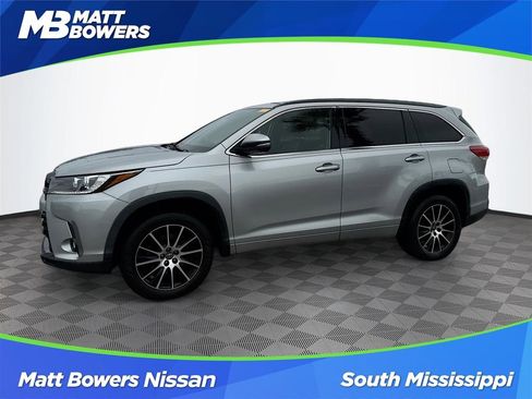 Used 2018 Toyota Highlander SE image 1