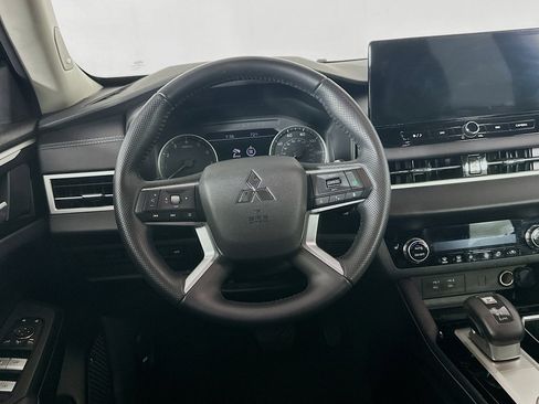 Used 2025 Mitsubishi Outlander SE FWD image 18