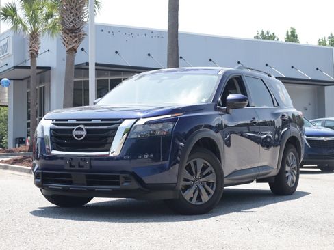 Used 2024 Nissan Pathfinder SV FWD image 1
