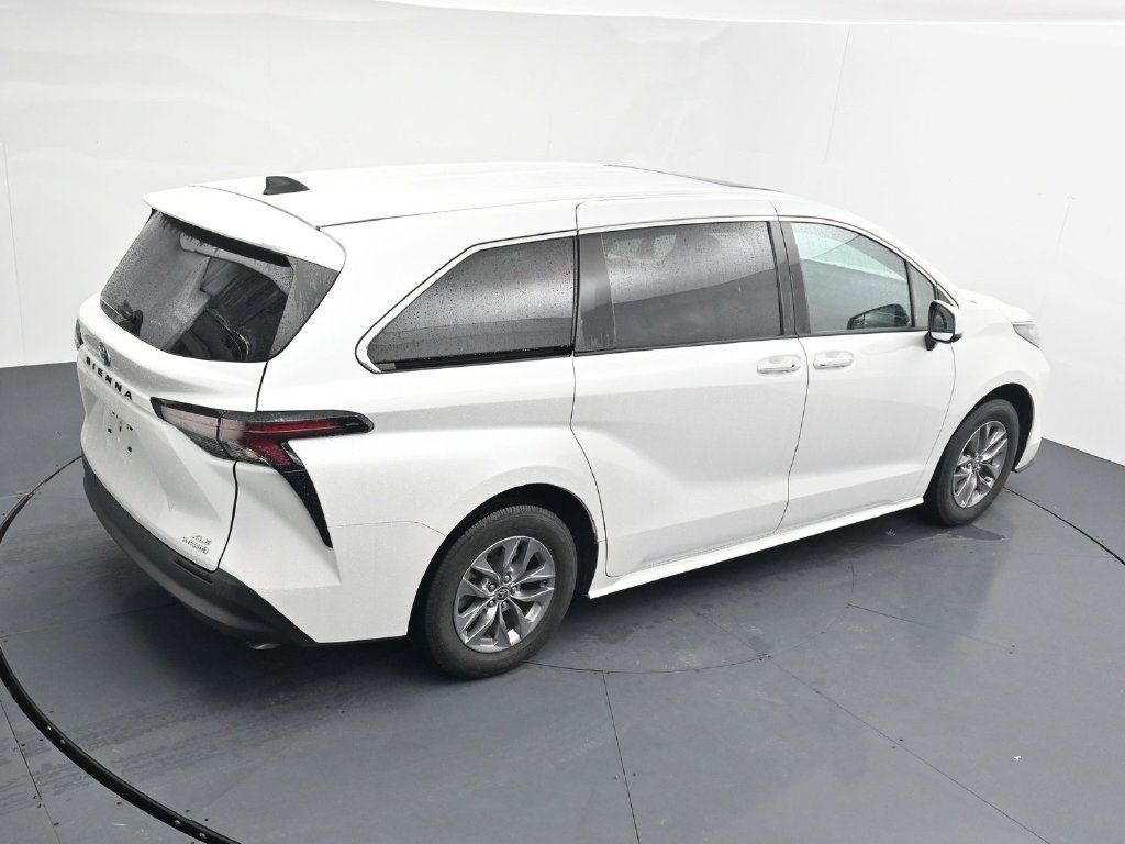 Used 2024 Toyota Sienna XLE FWD image 16