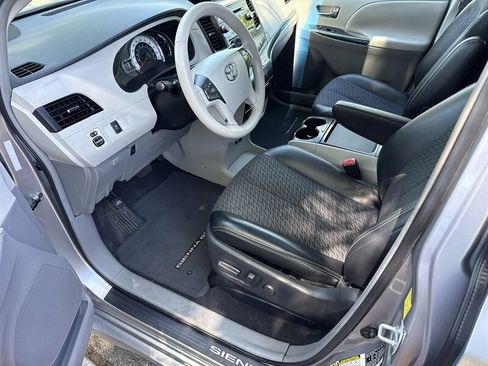 Used 2011 Toyota Sienna SE w/ Preferred Pkg FWD image 17