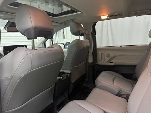 Used 2021 Toyota Sienna XLE FWD image 24