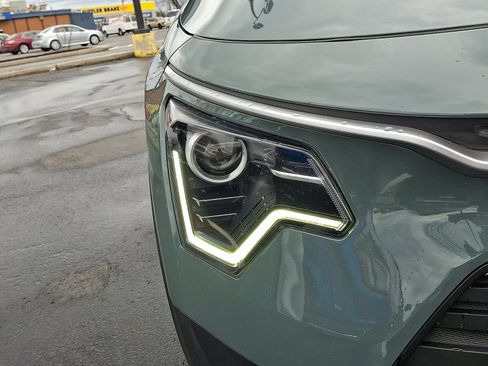 Used 2023 Kia Niro EX image 9