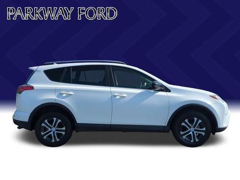 Used 2018 Toyota RAV4 LE FWD image 6