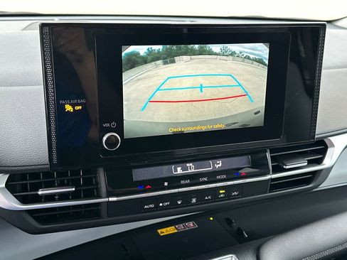 Used 2025 Toyota Sienna LE FWD image 26
