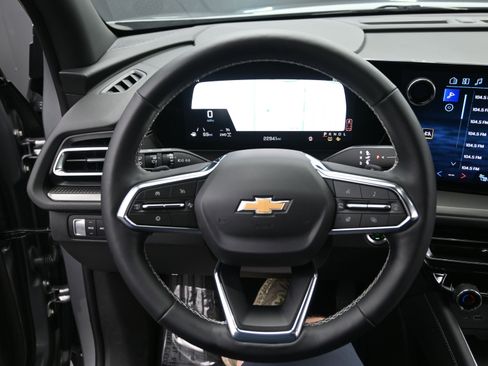 Used 2025 Chevrolet Traverse LT image 17