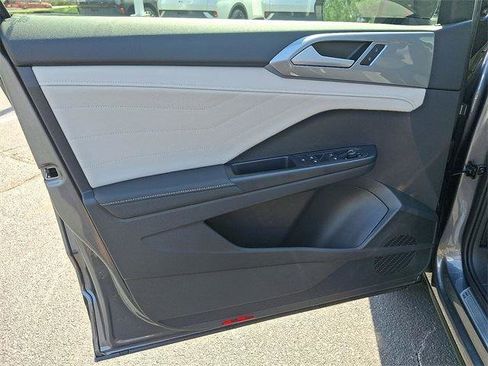 New 2025 Volkswagen Taos SEL image 9