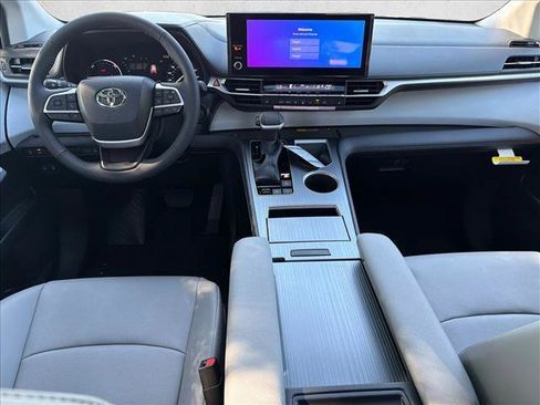 Used 2026 Toyota Sienna XLE FWD image 21