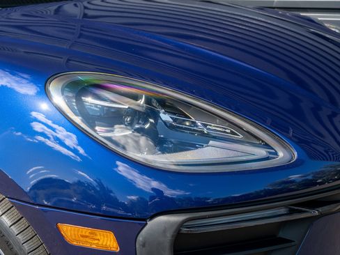 Certified 2022 Porsche Macan AWD/4WD image 17