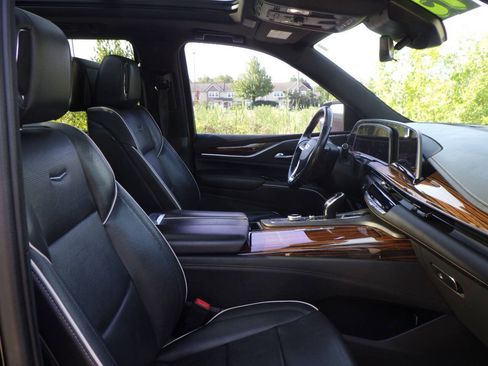 Used 2021 Cadillac Escalade Premium Luxury AWD/4WD image 17