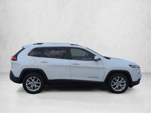Used 2017 Jeep Cherokee Latitude FWD image 4