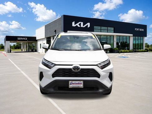 Used 2022 Toyota RAV4 XLE w/ Convenience Package FWD image 2