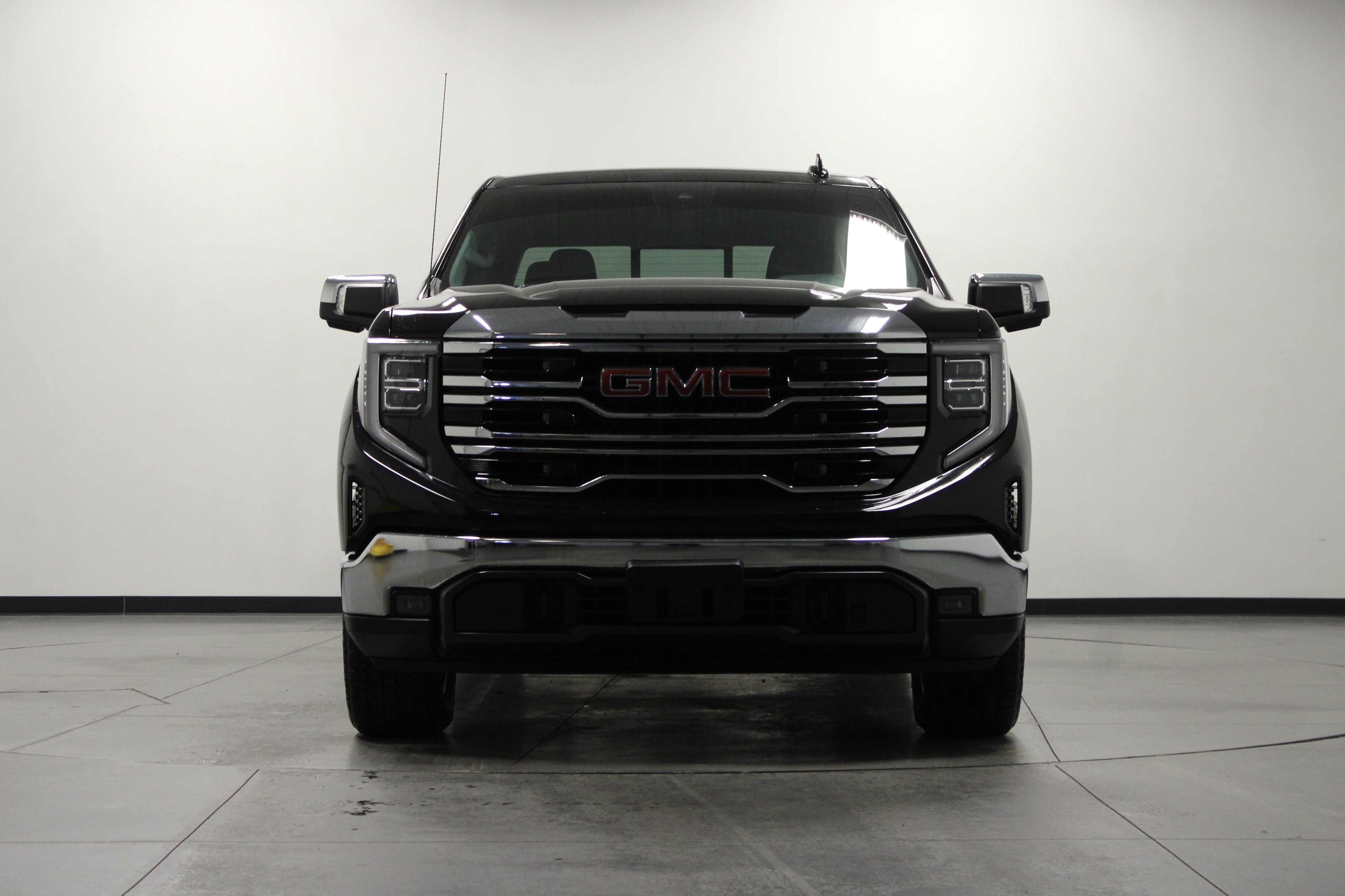 Used 2023 GMC Sierra 1500 SLT w/ SLT Premium Package AWD/4WD image 9