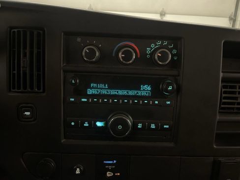 Used 2017 GMC Savana 2500 RWD image 5