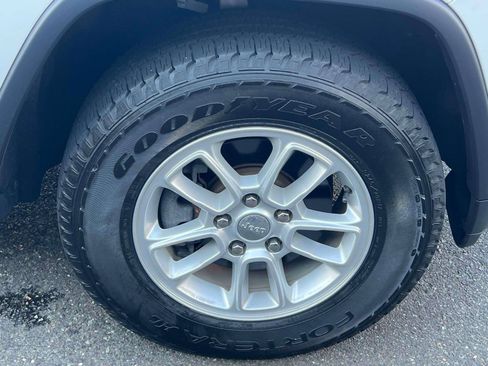 Used 2020 Jeep Grand Cherokee Laredo AWD/4WD image 6