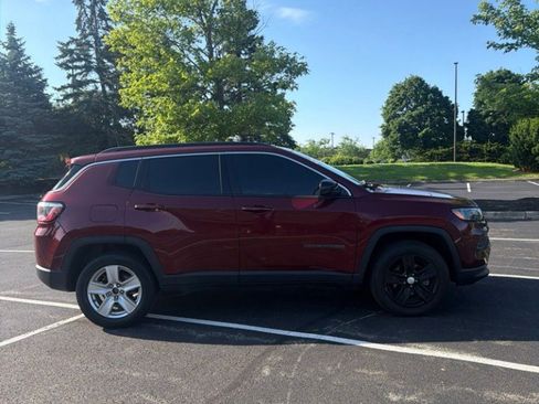 Used 2022 Jeep Compass Latitude w/ Sun and Sound Group AWD/4WD image 4