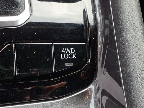 Used 2024 Jeep Compass Latitude image 21