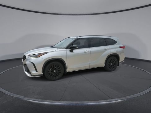 Used 2023 Toyota Highlander XSE FWD image 5