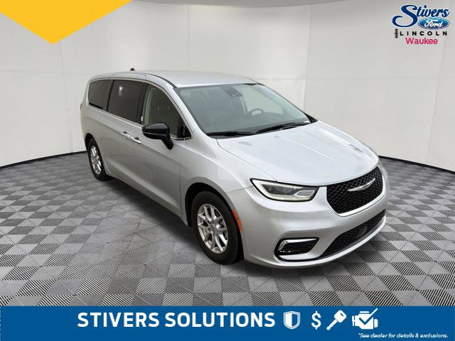 Used 2024 Chrysler Pacifica Touring-L FWD image 3