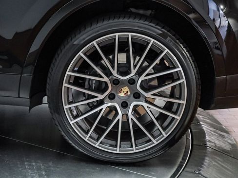 Used 2023 Porsche Cayenne Platinum Edition image 9