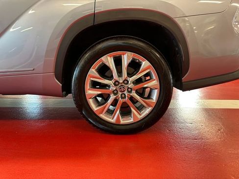 Used 2022 Toyota Highlander Limited FWD image 28