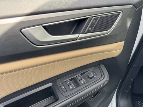 Used 2024 Volkswagen Atlas Cross Sport SE w/ Panoramic Sunroof Package image 15