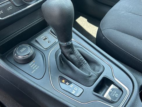 Used 2019 Jeep Cherokee Latitude w/ Popular Appearance Group AWD/4WD image 17