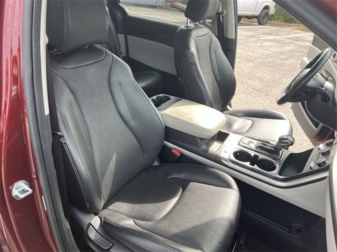 Certified 2024 Kia Carnival LX image 24