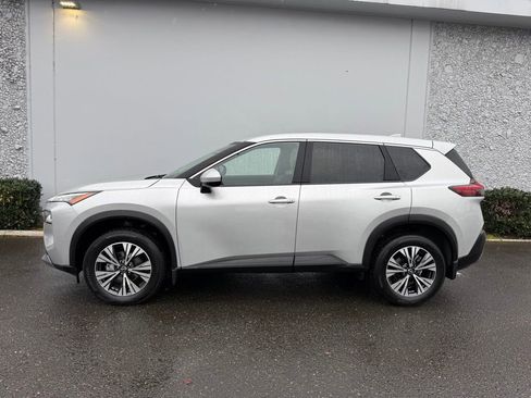 Used 2023 Nissan Rogue SV image 2
