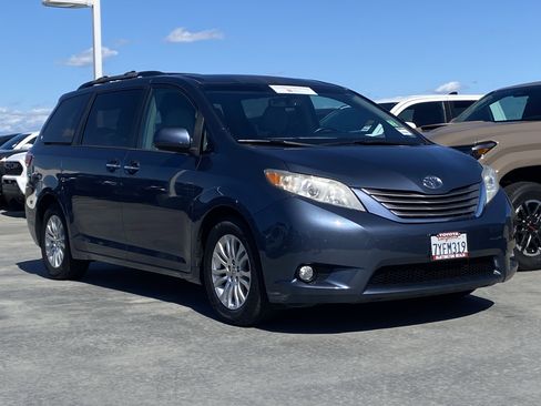 Certified 2017 Toyota Sienna XLE Premium image 2